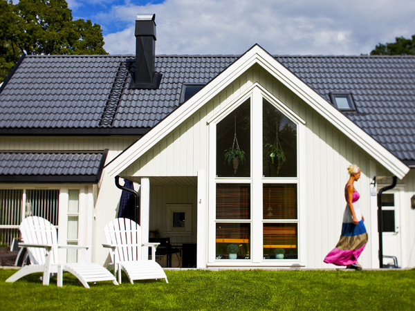 Hvitt hus med kledning Rektangulær og idyllisk grønn uteplass