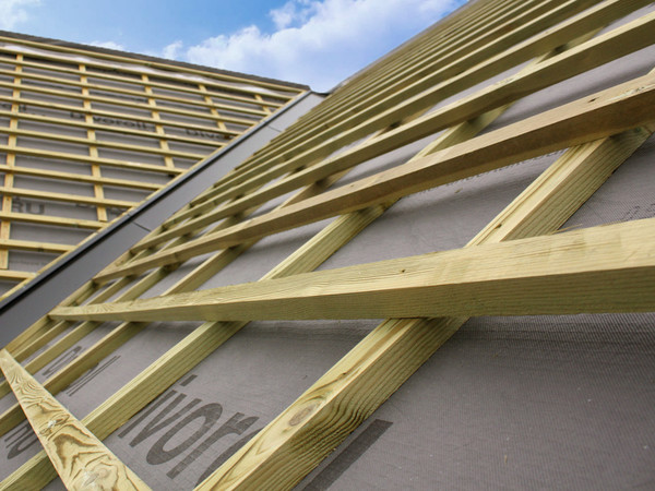 Konstruksjonsvirke med lekter montert på tak