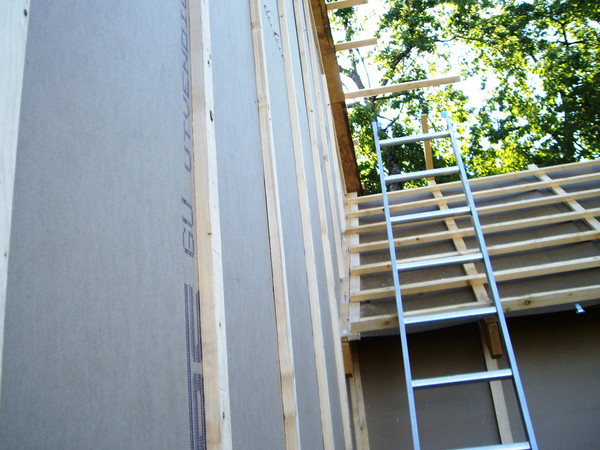Konstruksjonsvirke lekter montert på vegg og tak
