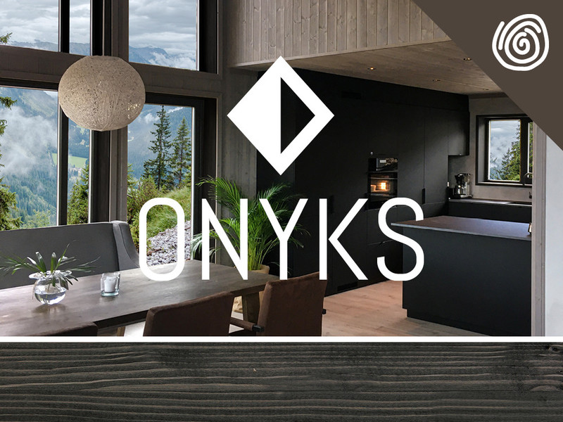 Bilde av interiørkolleksjonen ONYKS som består av listverk og utforinger i sort utførelse.
